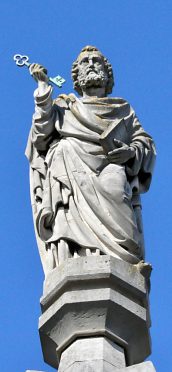 Saint Pierre sur le pignon de la façade