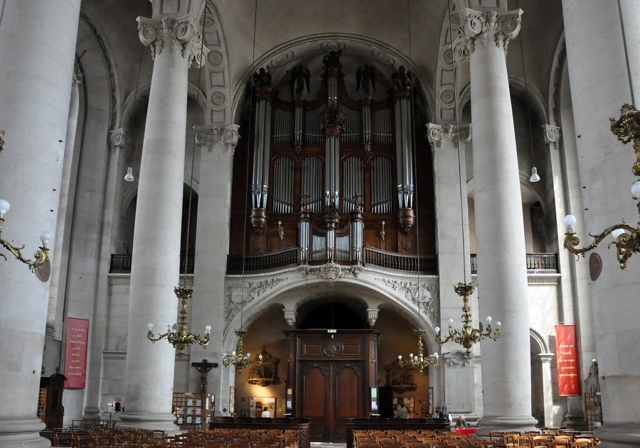 La nef et l'orgue de tribune vus de la croisée