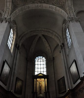 La pénombre du chœur contraste avec la clarté de la nef et du transept