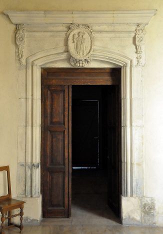 Une porte et son entablement du XVIIe siècle