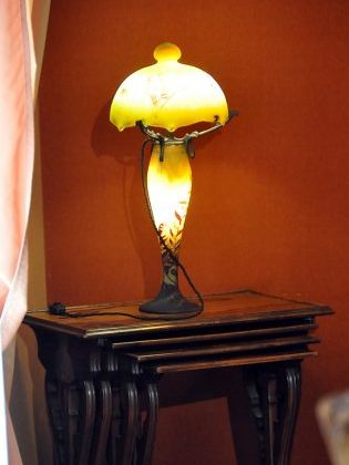 Quatre tables gigogne et lampe d'Émile Gallé