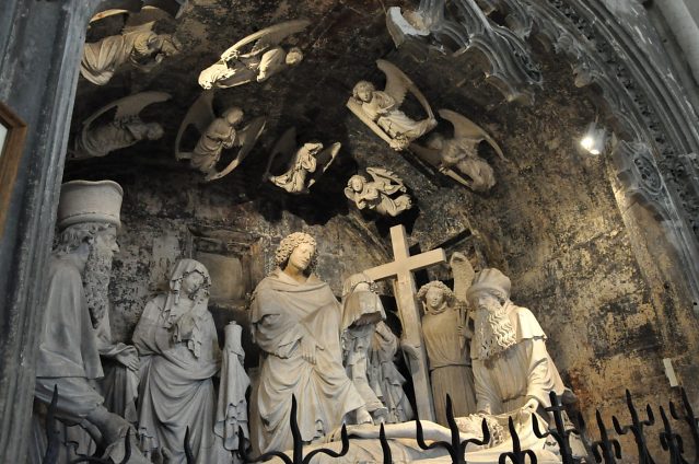 Vue de la Mise au tombeau avec l'ensemble de la voûte peuplée d'anges.
