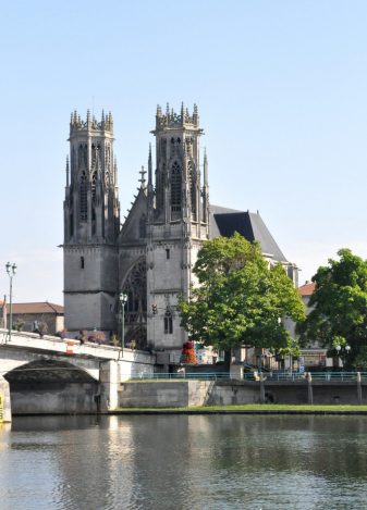 L'église Saint-Martin avec la Moselle et le pont Gélot.