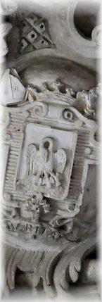 Détail des armoiries de l'abbaye au-dessus de la porte du réfectoire des chanoines