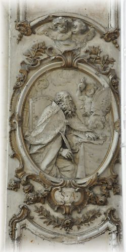 Médaillon avec saint Augustin à l'entrée du chœur