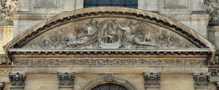 Le fronton de la façade de l'église Sainte–Marie–Majeure