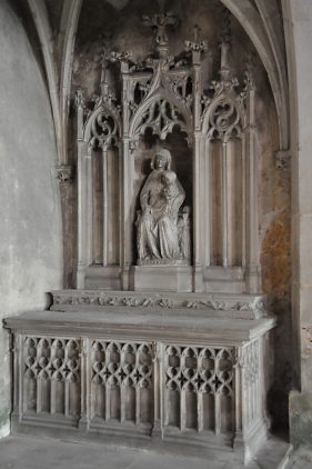 L'autel dans une chapelle du bas–côté nord avec la statue de la Vierge à l'Enfant