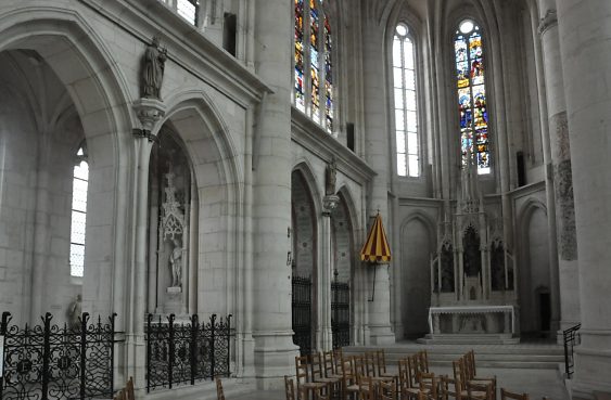 Chapelle absidiale nord et chapelles latérales avec leurs arcades en tiers–point séparées par un pilier aux nervures arrondies