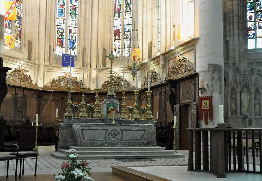 Le maître-autel et les boiseries du chœur