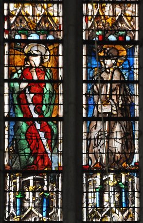 Abside, baie 102 : Deux apôtres (modernes) : saint Simon avec sa scie et saint Jacques le Majeur avec son bâton de pèlerin