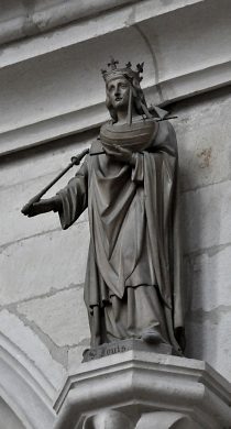 Statue de saint Louis au–dessus des arcades de la chapelle Notre–Dame de Pitié