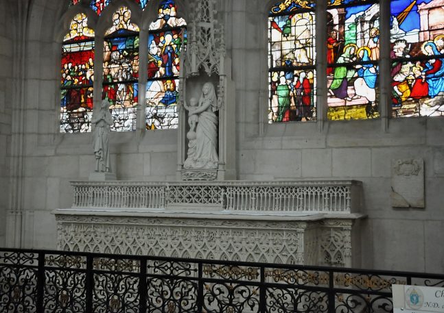 L'autel de la chapelle Notre-Dame des Victoires
