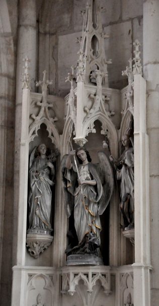 Les archanges Gabriel, Michel et Raphaël (XIXe siècle) dans le retable de la chapelle Saint–Michel