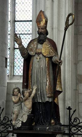 Statue de saint Nicolas devant la chapelle