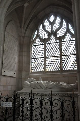 Le gisant de Simon Moycet est l'œuvre du sculpteur Victor Huel 