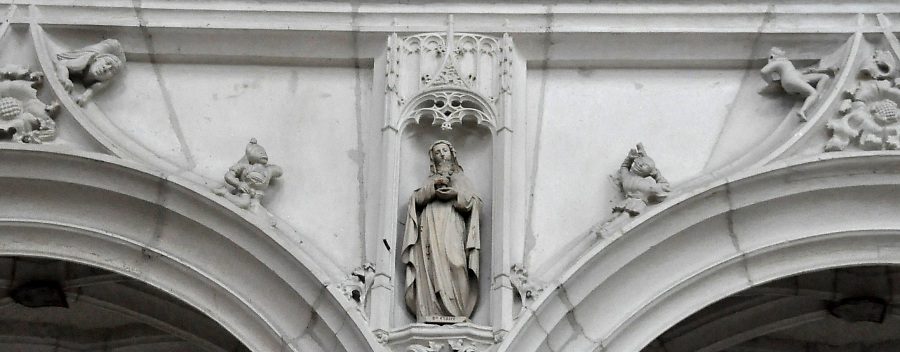 Ornementation des arcades de la chapelle Sainte–Anne : statue de sainte Claire et grotesques
