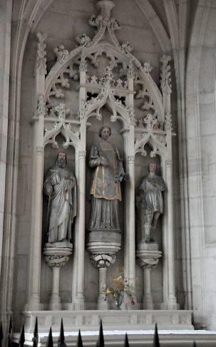 Le retable de pierre et ses statues dans la chapelle Saint–Vincent–Saint–Fiacre–Saint–Isidore (XIXe siècle)