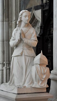 Statue de sainte Jeanne d'Arc près de la chapelle Saint–Nicolas (sculpteur Thomas Pierron de Nancy)