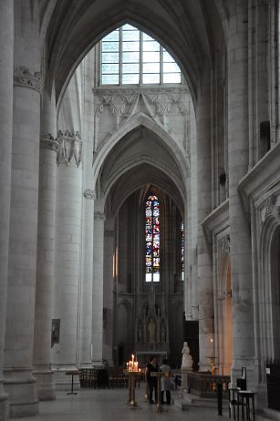 Le bas–côté sud débouche sur la chapelle absidiale du Sacré–Cœur