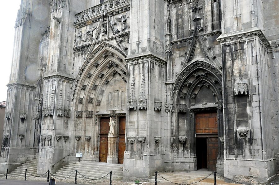 La façade occidentale et son parvis aux trois portails