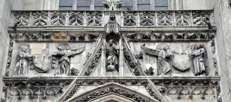 Ornementation gothique au deuxième niveau du portail central