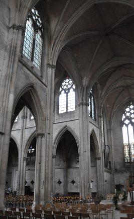 La nef et le bras nord du transept