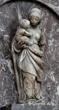 Statue de la Vierge à l'Enfant dans le chœur