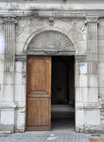 Porte d'entrée Renaissance du cloître