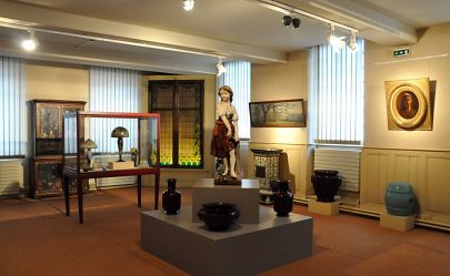 Une salle avec tableaux et céramique