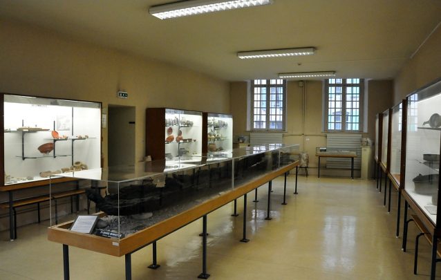 Salle d'archéologie avec sa pirogue monoxyle