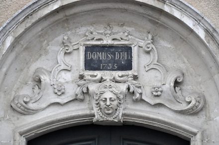 Le fronton de la porte d'entrée du musée : «DOMUS DEI  1733»