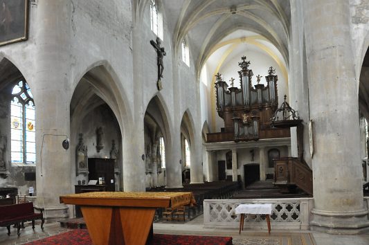 La nef vue de derrière l'autel de messe