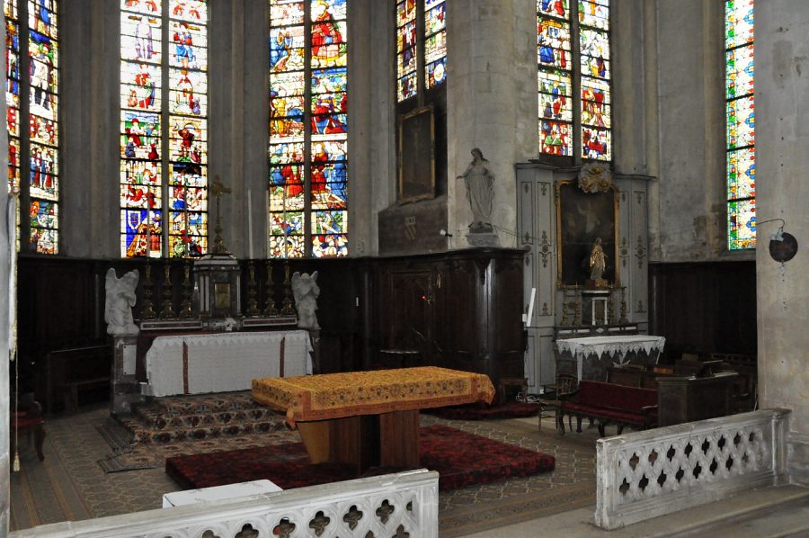 Le chœur et l'autel latéral de la Vierge