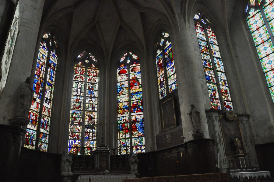 Vue d'ensemble du chœur avec la verrière n°6 au–dessus de l'autel latéral droite