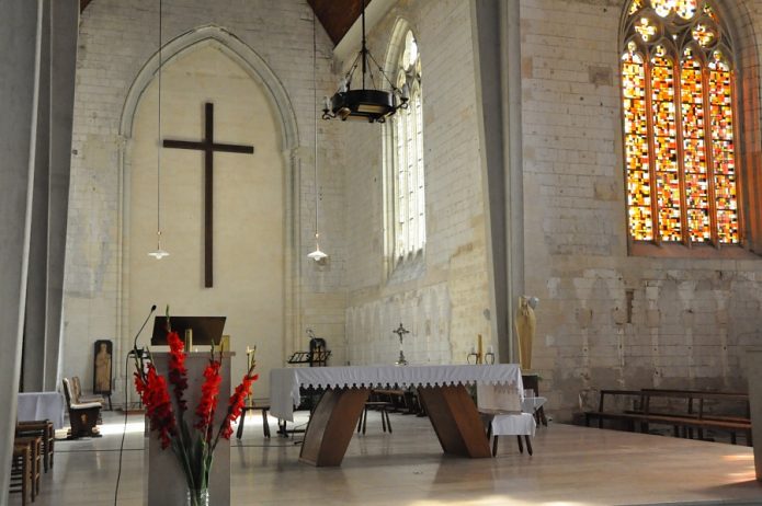 Le chœur très dépouillé de l'église  Saint-Gilles a été reconstruit après 1940.