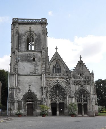 La façade asymétrique en gothique flamboyant de Saint-Gilles