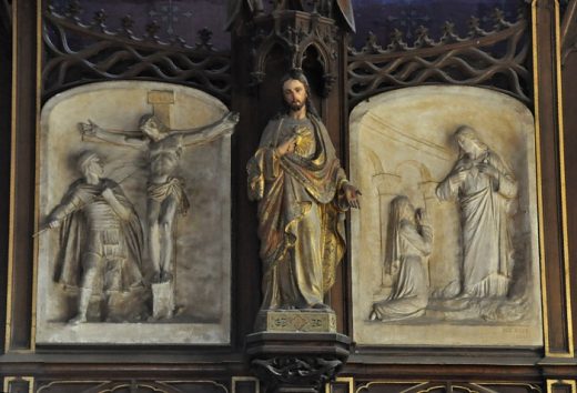 Deux bas-reliefs encadrent une statue du Sacré Cœur dans  le retable
