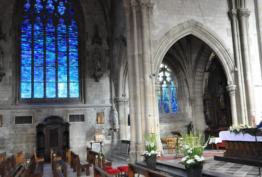 La nef et l'absidiole nord éclairées par les vitraux d'Alfred Manessier