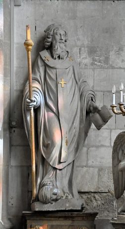 Statue d'un saint évêque dans le chœur
