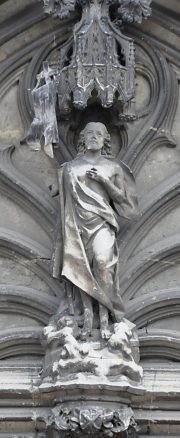 Statue sur le portail principal