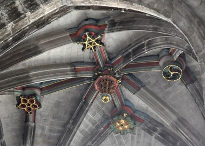 La voûte de la chapelle Saint–Quiriace et ses clés pendantes