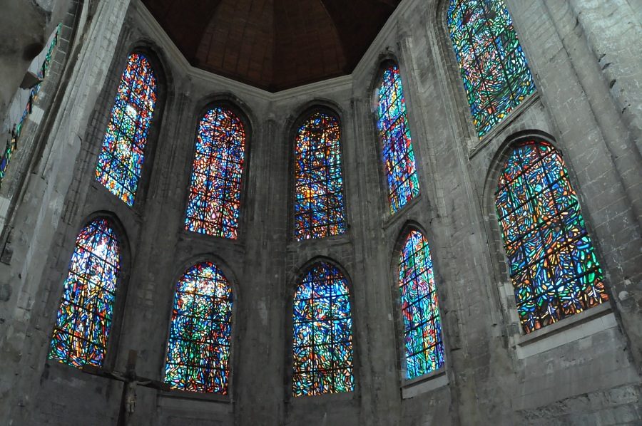 Les vitraux de William Einstein dans l'abside de Saint-Vulfran