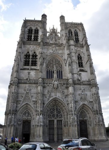 La façade de Saint–Vulfran en gothique flamboyant