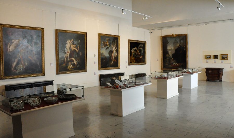 La grande salle du rez-de-chaussée avec toiles du XVIIIe siècle et porcelaines