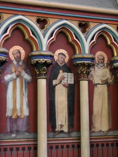 Les peintures murales de la chapelle ont été réalisées par les peintre Steinheil et Maillot