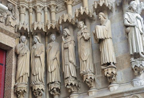 Les statues-colonnes de l'ébrasement droit dans le portail  de la Vierge sont groupées deux par deux.