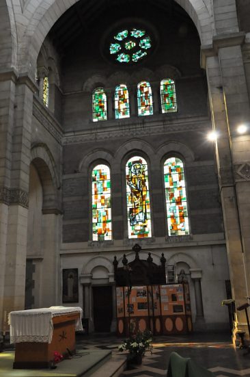 Le chœur et le transept droit avec les vitraux de Joseph Archepel  (né en 1925)