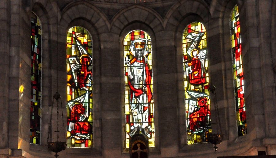 Les vitraux de Joseph Archepel dans l'abside
