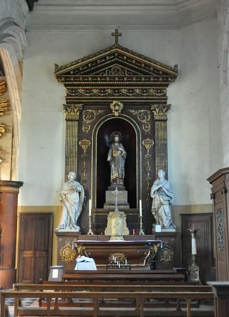 L'autel du Saint Sacrement dans la nef sud