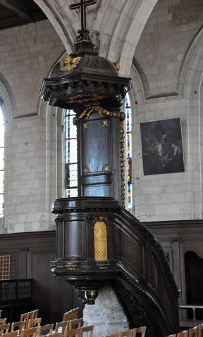 La chaire à prêcher vient de l'abbaye Saint-Jean-des-Prémontrés